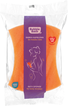 Pomarańczowa gąbka kąpielowa Bubble Bath do masażu ciała, w przezroczystym opakowaniu z fioletową etykietą. Widok z przodu.