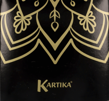 Czarne opakowanie chusteczek uniwersalnych Kartika Mandala, ze złotym wzorem i logo na froncie.