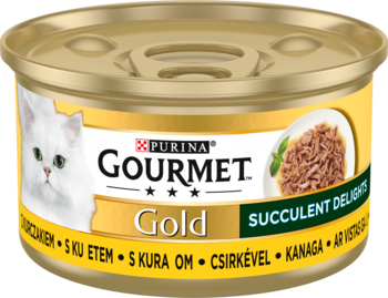 Złota puszka karmy dla kotów GOURMET Gold Succulent Delights z białym kotem i jedzeniem w sosie, widok z przodu.