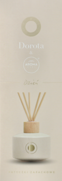 Elegancki dyfuzor zapachowy Dorota & Aroma Home Dzień, beżowa butelka z drewnianymi patyczkami, frontalne ujęcie.