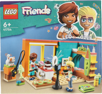 Opakowanie LEGO Friends 41754 Pokój Leo. Przedstawia zestaw do budowania pokoju z piecem, kamerą i kotem.