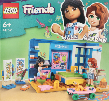 Zestaw LEGO Friends Pokój Liann (41739) na pudełku, przedstawiający dwie mini-lalki i pracownię artystyczną.