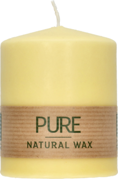 Jasnożółta świeca filarowa PURE z matowym wykończeniem i etykietą "NATURAL WAX", widok z przodu.