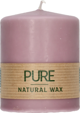 Fioletowa świeca filarowa PURE o matowej powierzchni z etykietą "NATURAL WAX", widok z przodu.
