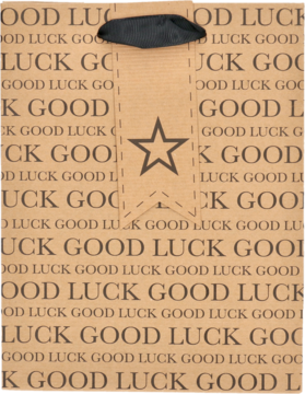 Prostokątna brązowa torba prezentowa z czarnymi uchwytami, wzorem "GOOD LUCK" i czarną gwiazdą.