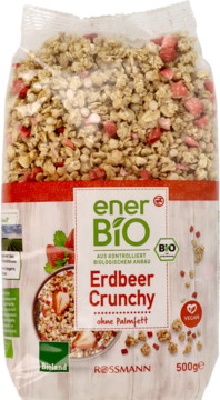 enerBiO Erdbeer Crunchy 500g: przezroczysta torebka z chrupiącym musli truskawkowym, widok z przodu.