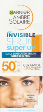 Garnier Ambre Solaire Invisible Serum SPF 50+ w białym opakowaniu z pomarańczowym tłem, widok z przodu, z twarzą modelki.