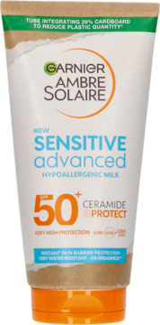 Mleczko Garnier Ambre Solaire Sensitive Advanced SPF 50+ w białej tubce z kartonowymi elementami.