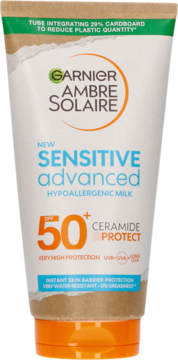 Mleczko Garnier Ambre Solaire Sensitive Advanced SPF 50+ w białej tubce z kartonowymi elementami.
