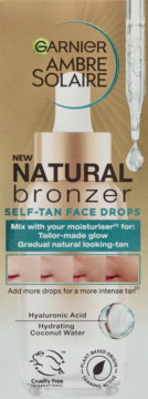 Garnier Ambre Solaire Natural Bronzer Self-Tan Face Drops w butelce z kroplomierzem, na złotym tle, widok z przodu.