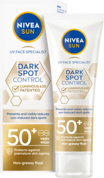 NIVEA SUN Dark Spot Control SPF 50+ Luminous 630, biała tubka i pudełko obok siebie, widok pod kątem.