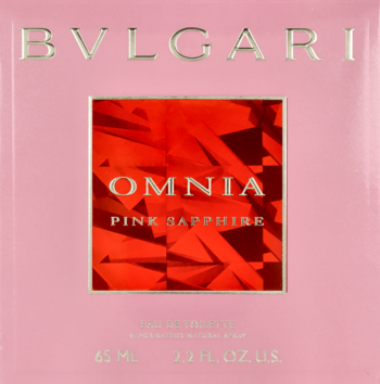Różowe pudełko damskiej wody toaletowej Bvlgari Omnia Pink Sapphire z czerwonym geometrycznym wzorem.