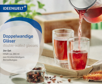 Dwie podwójne szklanki Ideenwelt 280ml z borokrzemowego szkła, jedna napełniana herbatą, na tacy.