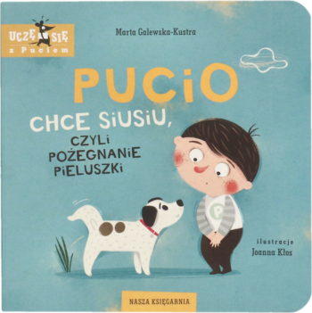 Okładka książki Pucio chce siusiu, czyli pożegnanie pieluszki, z Pucio i psem na niebieskim tle.