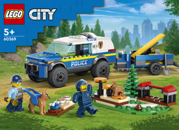 LEGO City 60369: Zestaw z policyjnym radiowozem terenowym, przyczepą holowniczą, figurkami i psem na trawie.