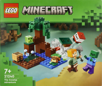 Pudełko LEGO Minecraft The Swamp Adventure 21240. Widok na zestaw z Alexem, zombie, creeperem, TNT i drzewem.