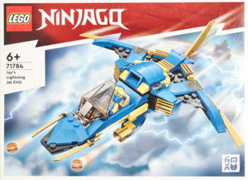 Pudełko LEGO Ninjago 71784 Odrzutowiec Jaya EVO, prezentujące niebiesko-złoty odrzutowiec na tle błyskawic.