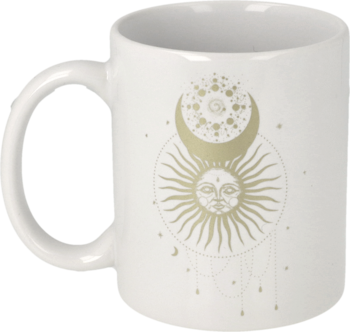 Biały kubek ceramiczny, widok z przodu, z dużym złotym, mistycznym wzorem słońca i księżyca.