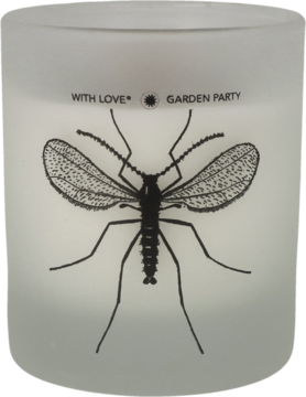 Biała matowa świeca ogrodowa "Garden Party" z wyraźnym, czarnym rysunkiem komara. Widok z przodu.