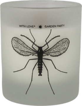 Biała matowa świeca ogrodowa "Garden Party" z wyraźnym, czarnym rysunkiem komara. Widok z przodu.
