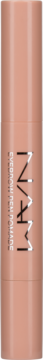 Koloryzująca pomada NAM w beżowej tubce. Widoczny pionowy napis „EYEBROW POMADE” i logo NAM.