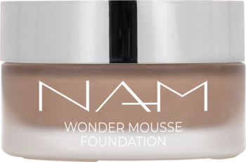 Beżowy podkład do twarzy NAM Wonder Mousse Foundation w szklanym słoiczku ze srebrną nakrętką, widok z przodu.