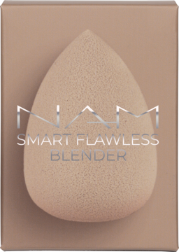 Beżowa gąbka NAM Smart Flawless Blender w kształcie łezki, częściowo w beżowym opakowaniu kartonowym.