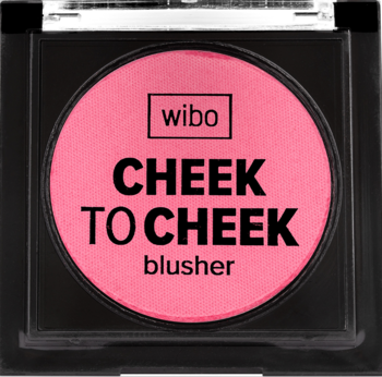 Zbliżenie na róż Wibo Cheek to Cheek, jasnoróżowy puder w czarnym, kwadratowym kompakcie z przezroczystą pokrywą.