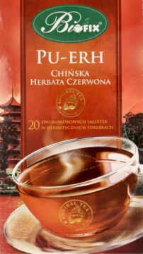 Opakowanie herbaty Biofix Pu-Erh chińskiej czerwonej, 20 saszetek, z filiżanką ciemnej herbaty na pierwszym planie.