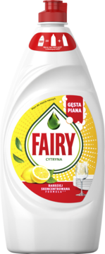 Fairy Cytryna, biała butelka płynu do naczyń z czerwoną nakrętką, etykieta z cytrynami i gęstą pianą, widok z przodu.