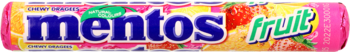 Zbliżenie na kolorowe opakowanie cukierków Mentos Fruit z niebieskim napisem i grafiką owoców.