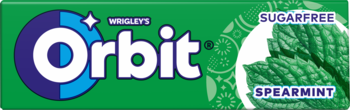 Opakowanie gumy Orbit Sugarfree Spearmint, zielone z białym logo i realistycznymi liśćmi mięty.