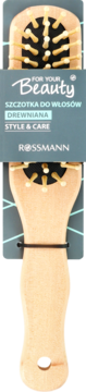 Jasnobrązowa, drewniana szczotka do włosów Rossmann, średnia, z jasnymi wypustkami na czarnej poduszce, w opakowaniu.