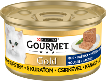 Złota puszka karmy Purina Gourmet Gold Mus Kurczak, z białym kotem i porcją pasztetu na talerzu.