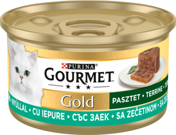 Złota puszka GOURMET Gold Pasztet z królikiem dla kota, widok z przodu z białym kotem i kawałkiem pasztetu.