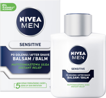 Biała butelka balsamu NIVEA MEN Sensitive After Shave obok pudełka, widok z przodu, bezalkoholowy.