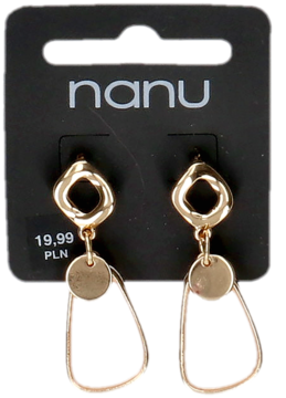 Złote, wiszące kolczyki na czarnym kartoniku, z nieregularnymi organicznymi kształtami i lśniącym, metalicznym wykończeniem.