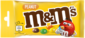 Żółte opakowanie M&M's Peanut, widok z przodu. Duże brązowe logo, rozsypane kolorowe cukierki, postać czerwonego M&M's.