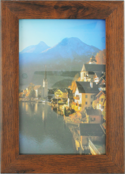 Pionowa drewniana ramka 10x15 w brązowym kolorze z widocznym usłojeniem, z włożonym zdjęciem krajobrazu.