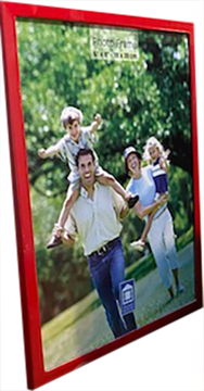 Czerwona metalowa ramka na zdjęcia 15x21 cm z radosnym zdjęciem rodziny na zielonym tle, widok pod kątem.