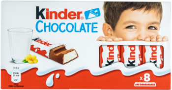 Pudełko Kinder Chocolate z 8 batonikami mlecznej czekolady z nadzieniem, grafiką chłopca i szklanki mleka.
