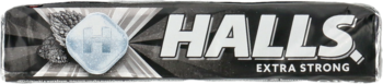Czarno-srebrne opakowanie cukierków Halls Extra Strong, z białym napisem i kropelką, widok z przodu.