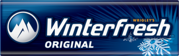 Niebieskie logo gumy Winterfresh Original Wrigley's z białymi górami i płatkami śniegu, zbliżenie.