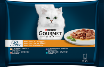 Granatowa saszetka GOURMET Perle Mini Fileciki w sosie. Biały kot i mięsne kawałki na talerzu.