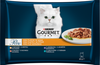 Granatowa saszetka GOURMET Perle Mini Fileciki w sosie. Biały kot i mięsne kawałki na talerzu.