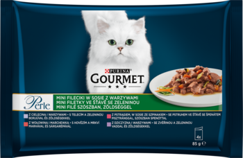 Ciemnoniebieska saszetka GOURMET Perle Mini Fileciki w sosie, z białym kotem i tacką karmy, widok z przodu.