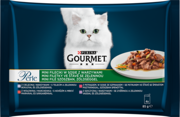 Ciemnoniebieska saszetka GOURMET Perle Mini Fileciki w sosie, z białym kotem i tacką karmy, widok z przodu.