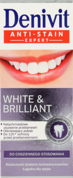 Denivit Anti-Stain Expert White & Brilliant pasta do zębów w biało-fioletowym opakowaniu, z uśmiechem.