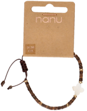 Brązowa bransoletka Nanu z kwadratowymi koralikami i perłowym zdobieniem, na brązowej metce. Widok z przodu.