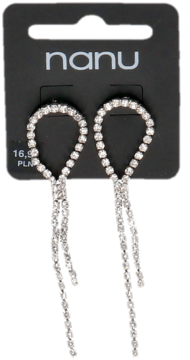 Eleganckie, srebrne kolczyki wiszące z pętelką i długimi łańcuszkami cyrkonii, na czarnym kartoniku Nanu.